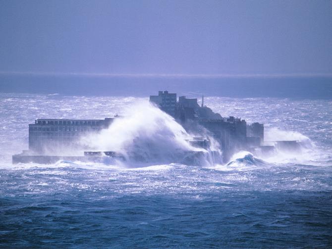 台風の日の端島