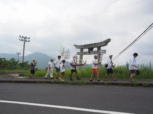 金毘羅神社鳥居付近から地蔵堂に向けて坂を下る