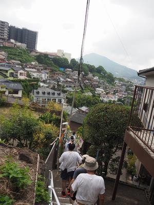 立山の高台にある細道を下る。