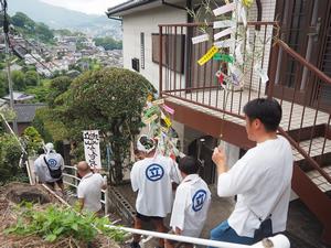 法被を着て、小舟や笹を持つ。