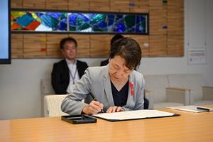 締結式風景　長崎市社会福祉協議会会長署名