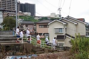 畑のわきを通るの画像