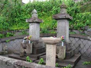 唐通事潁川家初代墓地