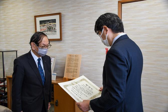 貴重なべっ甲の工芸品2点の寄贈の画像1