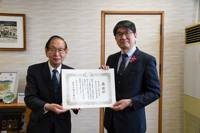 貴重なべっ甲の工芸品2点の寄贈の画像2