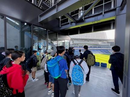 小江原小学校6年生がスタジアムシティで見学・学習する様子の画像2