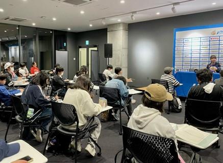 小江原小学校6年生がスタジアムシティで見学・学習する様子の画像3