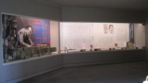 「遠藤周作と清水崑～「狐狸庵閑話 人情編」がつなぐ交流～」（遠藤周作文学館）展示風景。