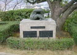 未来の世代を守る像の画像