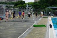 プール清掃2、うきを運ぶ様子