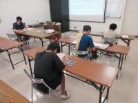 子どもたちが作文を考えている
