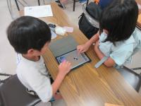 タブレットを使って子ども同士の対戦