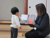 えほんを子どもが立って見ている