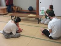 えほんを抱っこされた乳幼児に読んでいる