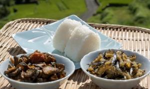 棚田米の塩むすびに合う佃煮の写真