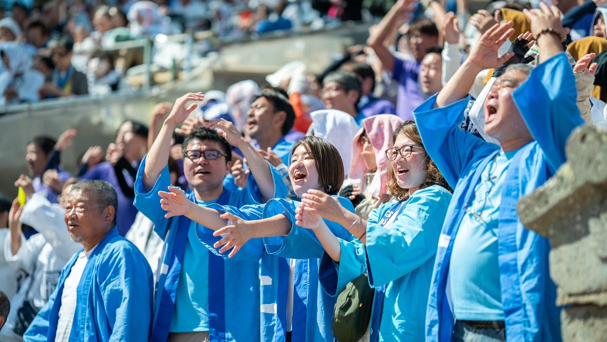 アンコールをする観客たち