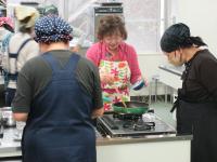 料理を作っている