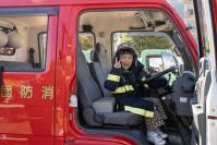消防車に乗ってピースしている子