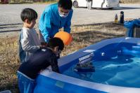 水中ドローン体験をする子どもたち