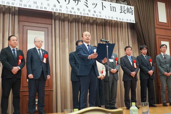 共同宣言を読み上げる長崎市長