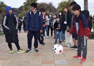 参加者がサイコロを振っている様子