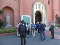 浦上天主堂の前で講師の説明を聞いている