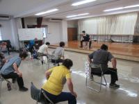 椅子に座って両足を広げてのストレッチ