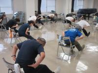 椅子に座って屈伸