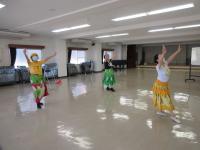 講師と受講生が両手を上に広げて踊っている