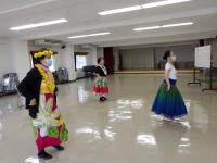 講師の後ろで受講生が腰に手を当てて踊っている