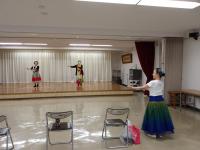 受講生が舞台の上で踊っている講師は下でデモ