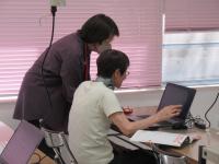 補助講師が受講生を指導している