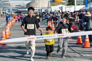 親子でゴールする様子