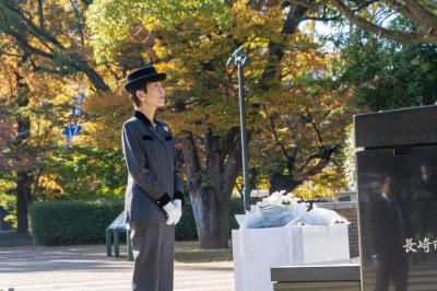 高円宮妃久子さま碑の前に立つ