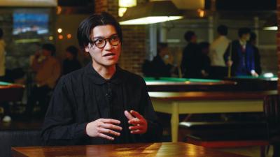 インタビューに答える春田さん