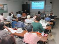 講師がスライドを使っての説明を行っている