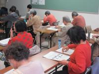 受講生が講義を聴いている