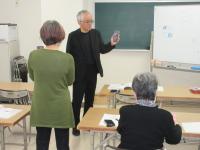 講師がスマホを持って説明