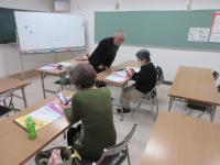 受講生の質問に答えている