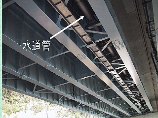 女神大橋に水道管を布設の画像