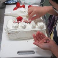 お菓子でトッピングしている