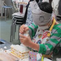 生クリームを絞り出している