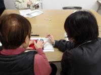 受講生同志がスマホの操作をしあっている