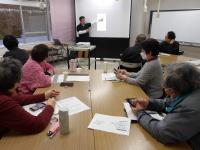 講師がスライドを使って説明している