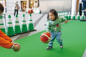 バスケを体験するこども
