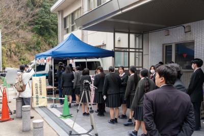 ジャンボタクシーでの選挙に列を作る様子