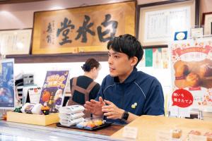 接客中の楠本さん