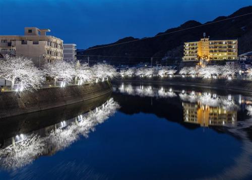 トワイライト（桜と八郎川）