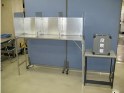 記載台（3人用）と投票箱