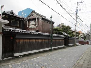 長塀のある町並みの画像2